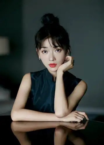 吴谨言丸子头齐刘海亮相,身穿无袖黑色宽松裙,不过分瘦却更美了