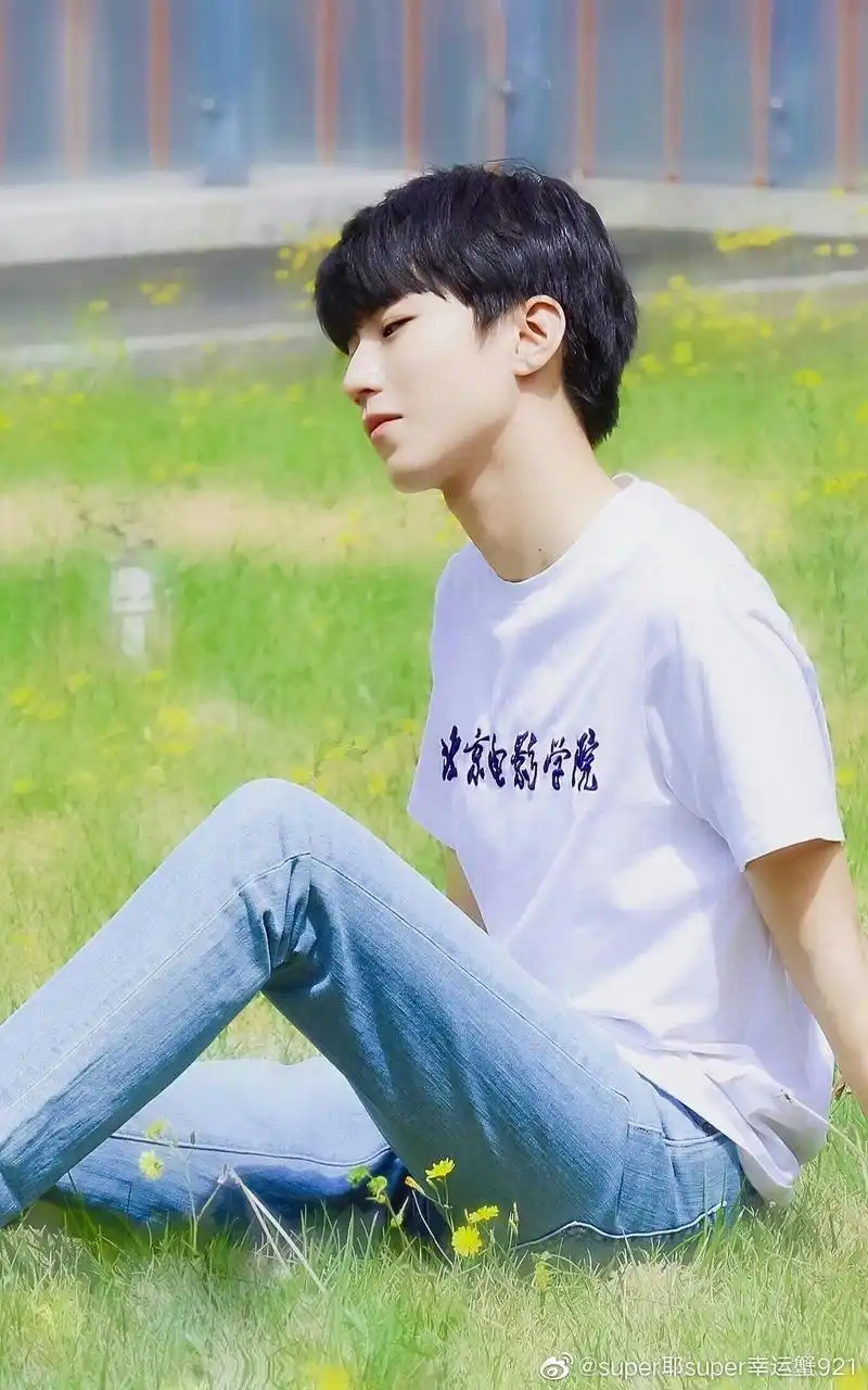 初恋脸爱豆校服大赛,来看王俊凯青春澎湃的模样