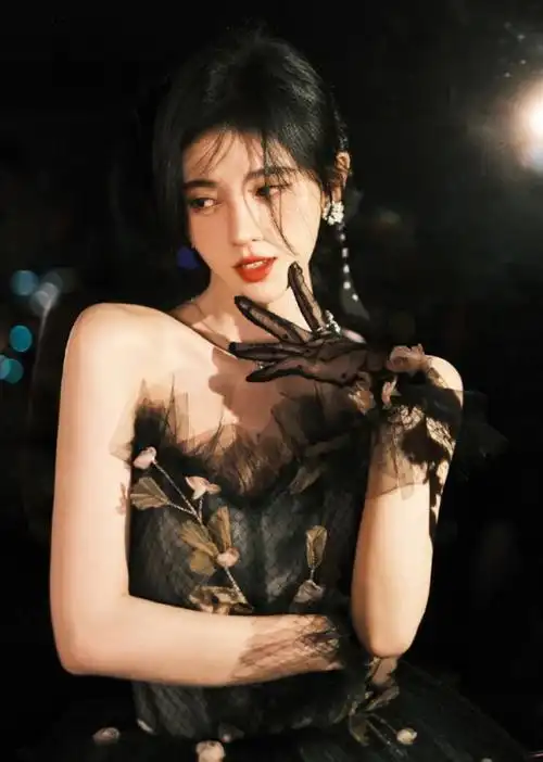 鞠婧祎穿黑纱裙惊艳红毯,抹胸设计秀直角肩,生图堪称自带精修