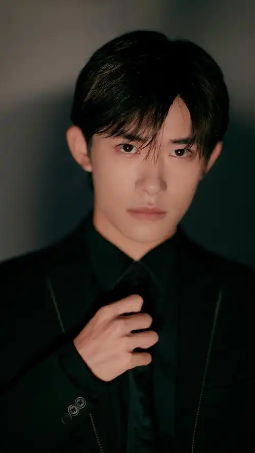 易烊千玺酷黑西装手机壁纸