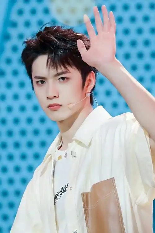 刘耀文剪短发了