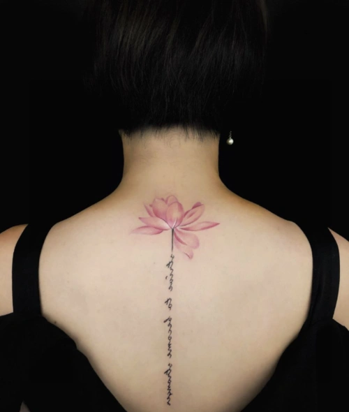 女生背部脊柱纹身 让美背更具曲线感(5)