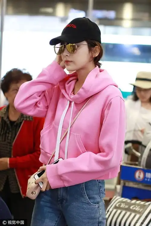 娜扎米兰看秀归来粉色卫衣显青春甜美 扎凌乱小辫双手插兜可爱满分