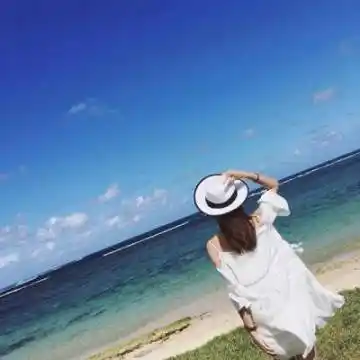 蓝色系一个人看海的背影头像图片 - 女生头像 - 潮人个性网