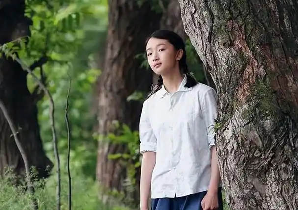 2020年的金鸡奖颁奖典礼上,周冬雨凭借着与易烊千玺合作的现实主义