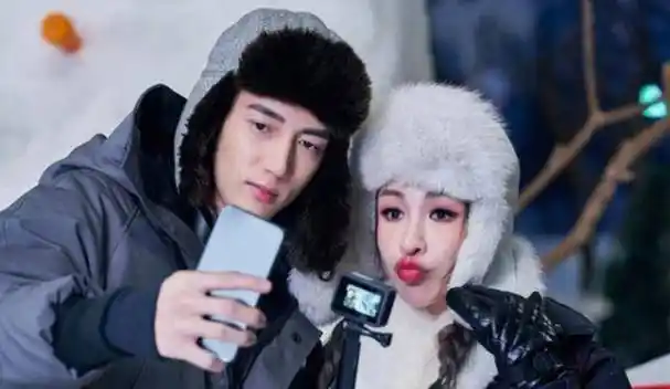 萧亚轩与小16岁男友高调秀恩爱,黄皓从身后紧搂女友画面甜到齁_节目