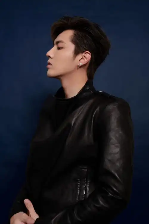 吴亦凡黑色皮衣写真图片15