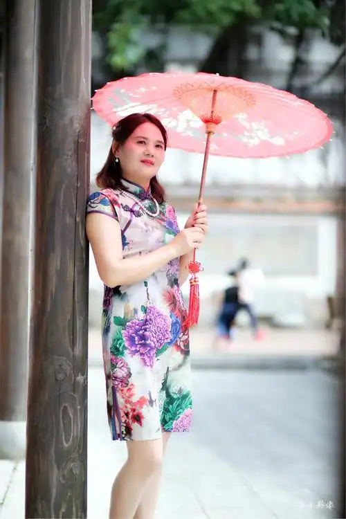 旗袍恰如其分的展现东方女人的美.