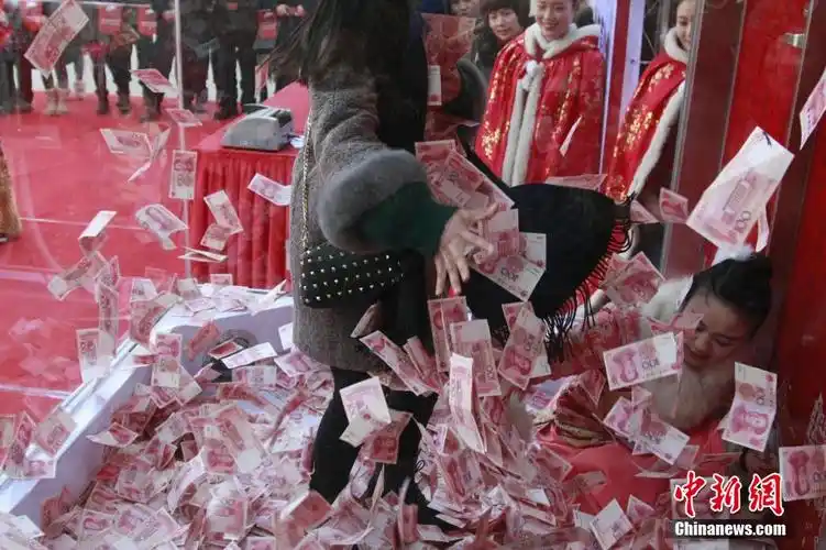 杭州景区给游客派发年终奖 百万大钞满天飞