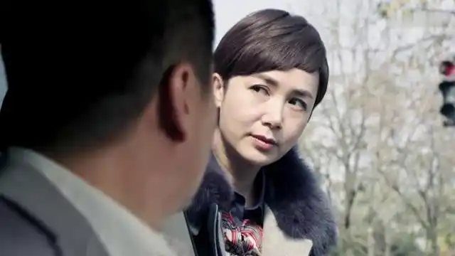 守婚如玉:妻子去接孩子,竟偶遇丈夫跟情人在车上互动,有戏看