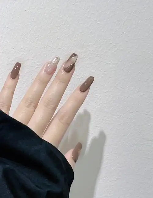 奶咖色秋冬美甲