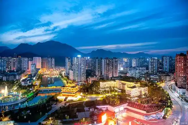 雅安市坐落在岷江上游,是著名的熊猫栖息地,在这里的卧龙,四川熊猫