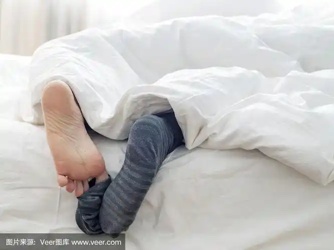 懒人在床上脱袜子