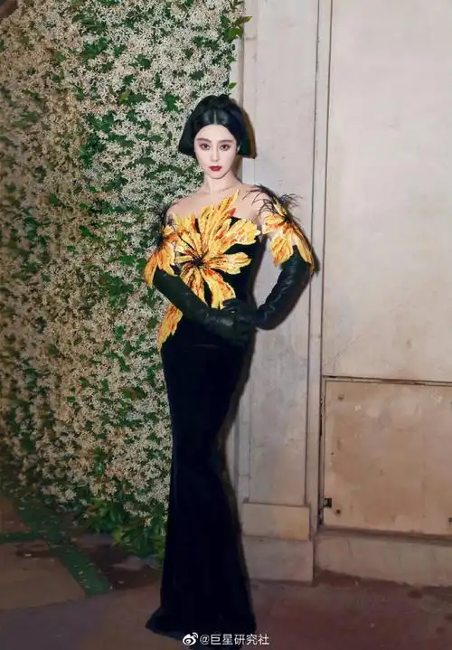 范冰冰戛纳#第76届戛纳电影节,今日范冰冰新造型,第一套金色镜面礼服