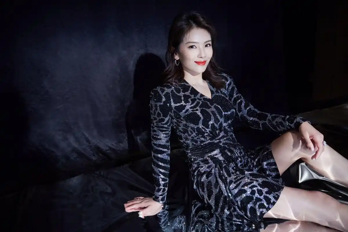 刘涛秋季穿搭上线啦解析下来爱上了豹纹亮片裙