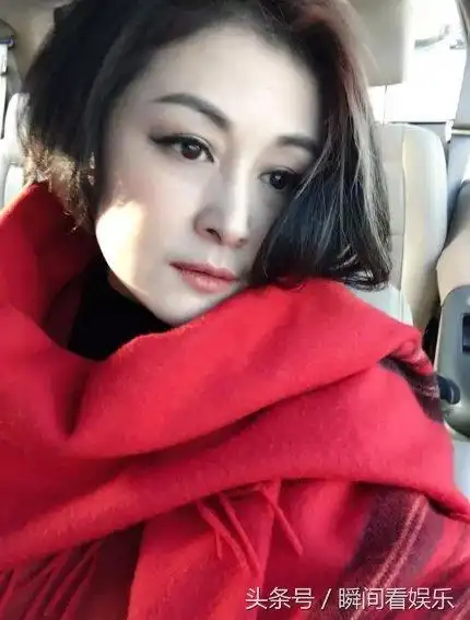 47岁于月仙近照,保养得真好,没有一点皱纹,网友:看走眼了