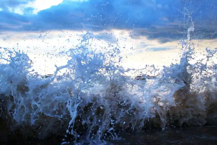 浪花在岸边翩翩起舞,冲出阿娜多姿舞姿,在夕阳的照射下美不胜收!