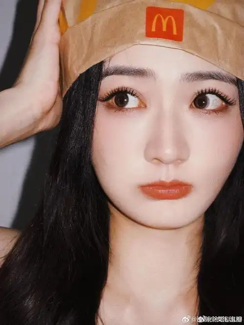 徐璐今日份怼脸自拍来了,大眼睛怼脸太美了……|徐璐|太美|大眼睛