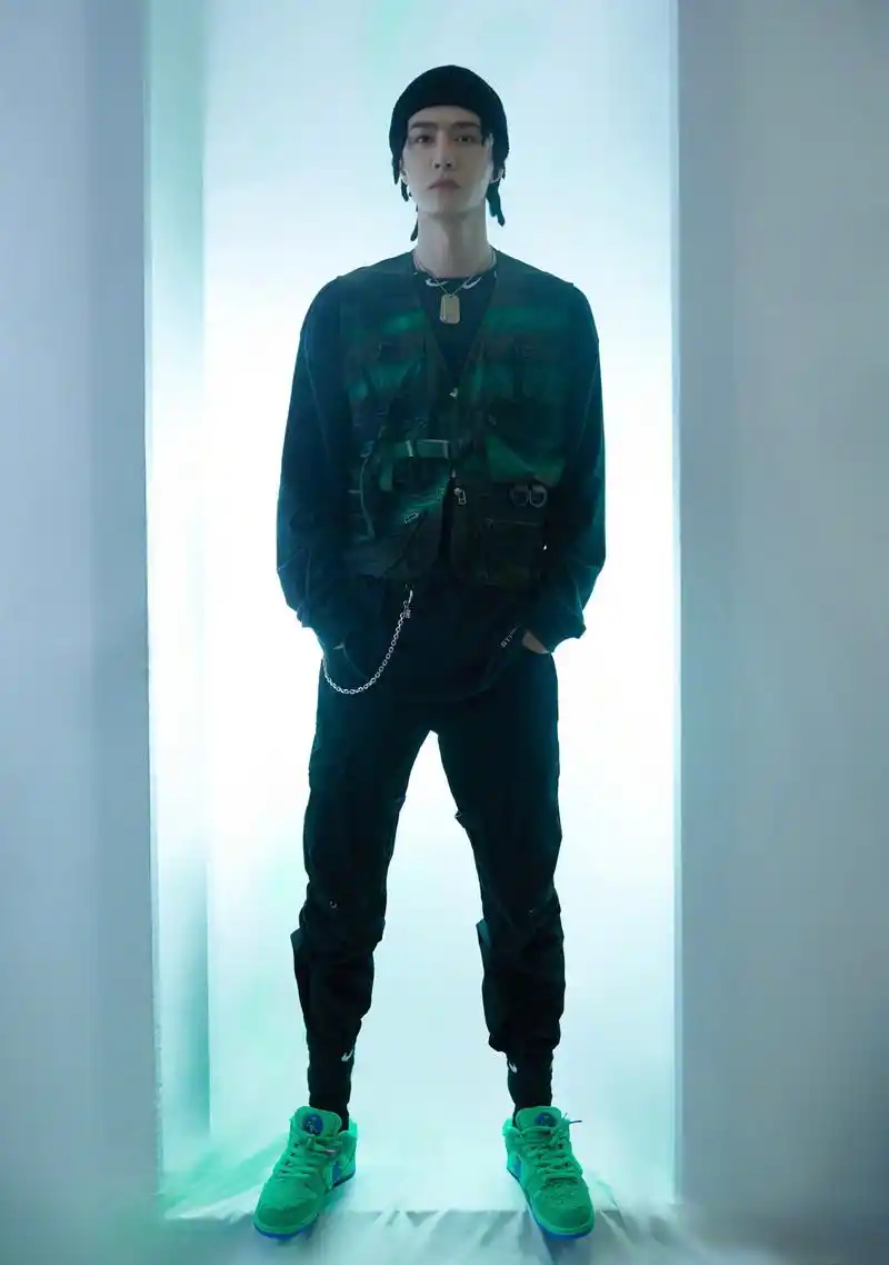 王一博街舞3新造型酷盖亲自喷绘的墨绿色马甲搭配脏辫毛线帽