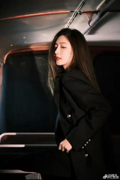 江疏影还发微博写道:今天是"好奇心"小江