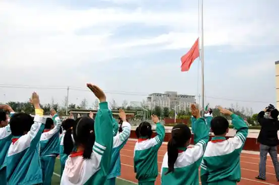 睢城实验小学的学生们向国旗敬礼