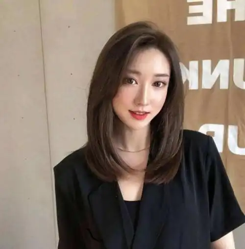 略有层次感的直发发型,更显青春活力气息
