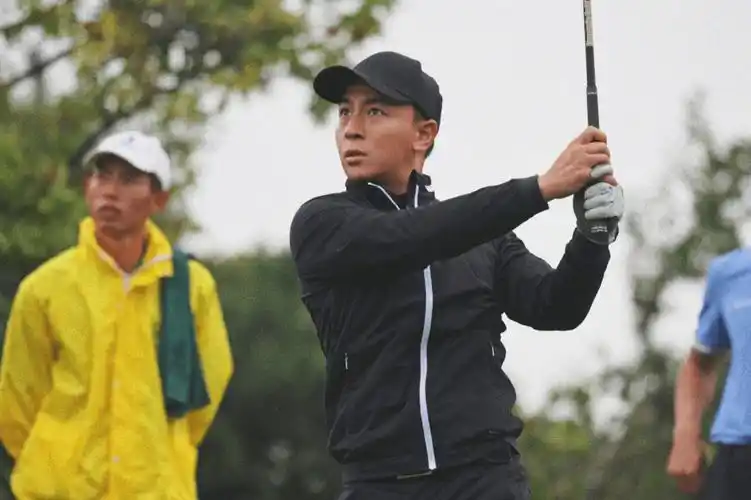 33岁释小龙近况曝光,和好友聚会喝茶抽雪茄,动作熟练很享受_朋友_作品