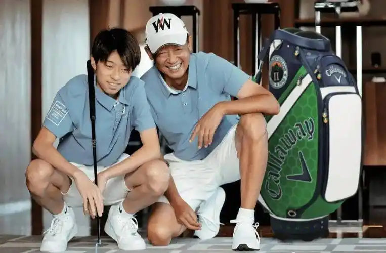 身高也是相当傲人的,虽然他弯着腰,但很明显,他差不多跟王志文一样高