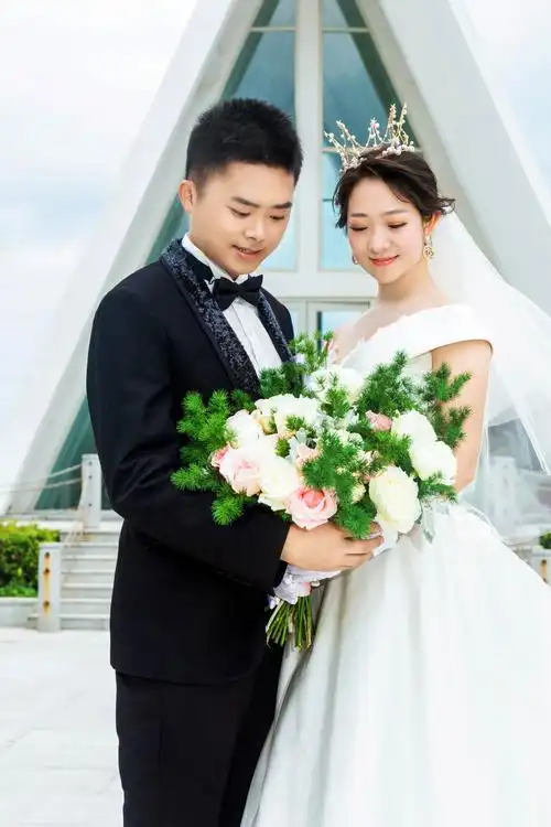 廖亮和郑山琳感谢大家的关心了,这是我们的结婚照,10.12号期待大家来