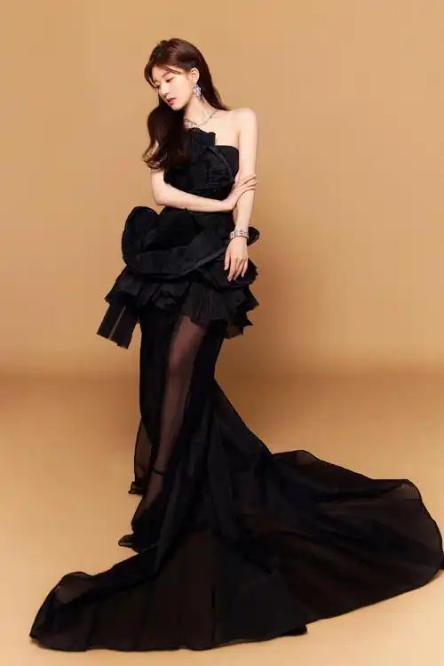 赵露思着黑色礼裙露纤细手臂 肩颈线优越气质高贵(6)_直销报道网-行业