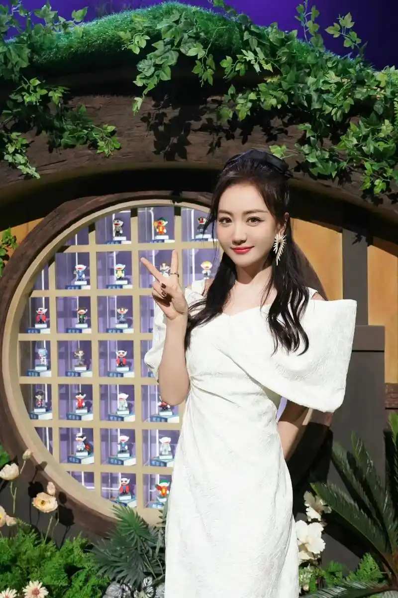 《明星大侦探8》杨蓉登台表演,穿一条小白裙,清新优雅又减龄!