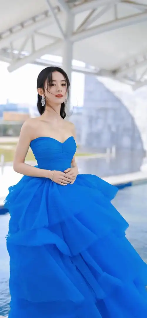 颖宝这一袭蓝色裙好美