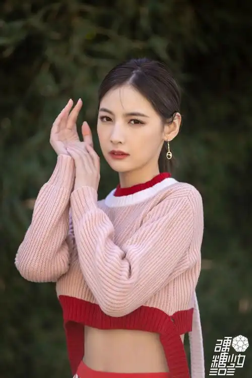 赵粤初春活力红白造型