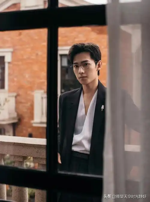张翰戴眼镜再现"占南弦"扮相,"霸道总裁"一脸禁欲狂吸粉(张翰的的眼睛