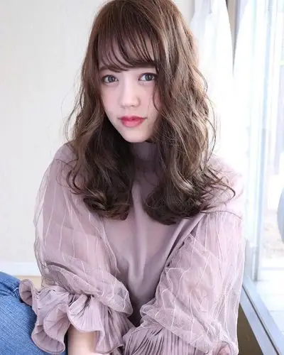 女生烫微卷发型大脸变小脸自然简单才是真的美