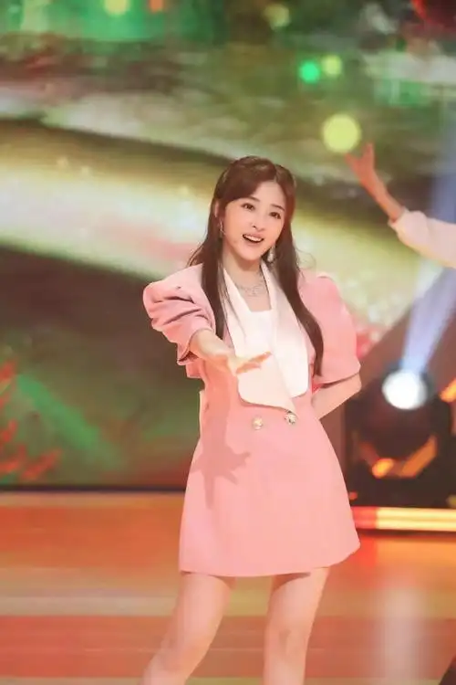 张含韵现身机场,格子衬衫搭双马尾,清新甜美少女范十足