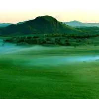 绿色的草地和大山风景_好看的微信头像图片_扣扣居