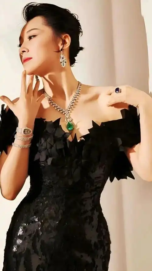 许晴,这位在中国影视界中独具一格的女演员,以其非凡的演技和迷人的