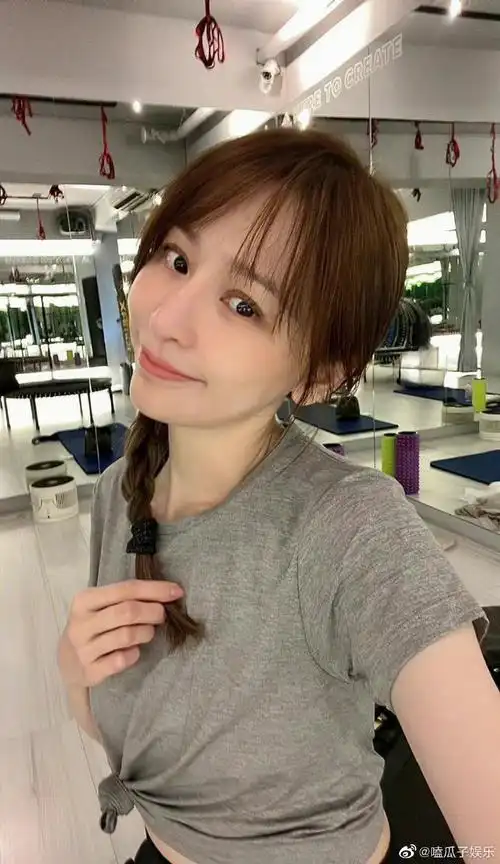 王心凌晒运动后素颜两宫格##王心凌晒运动日常两宫格