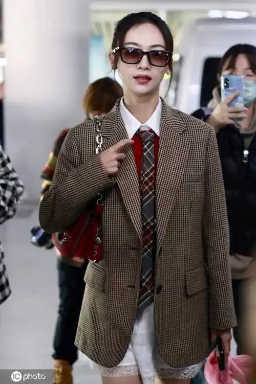 吴谨言现身北京机场格子穿搭个性十足