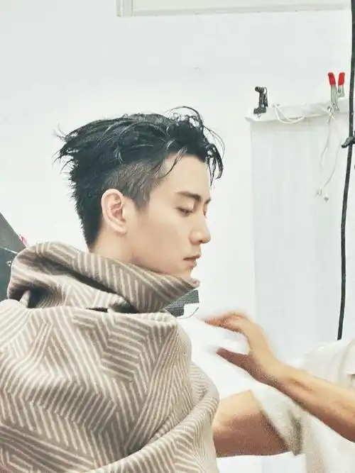 陈晓工作随拍##陈晓湿发侧拍