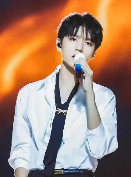 作为一个崭露头角的新星,他的杰出表现越来越多地吸引了粉丝们的注意