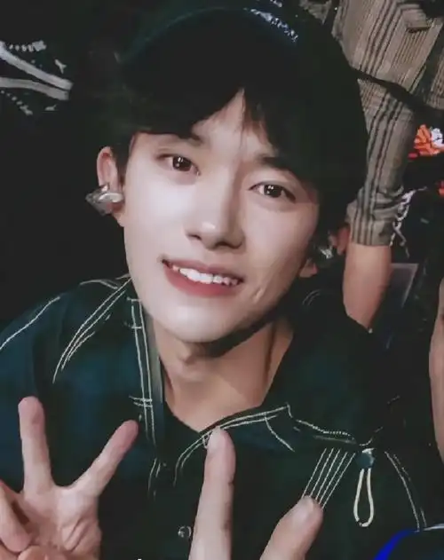 比耶的易烊千玺有亿点点可爱