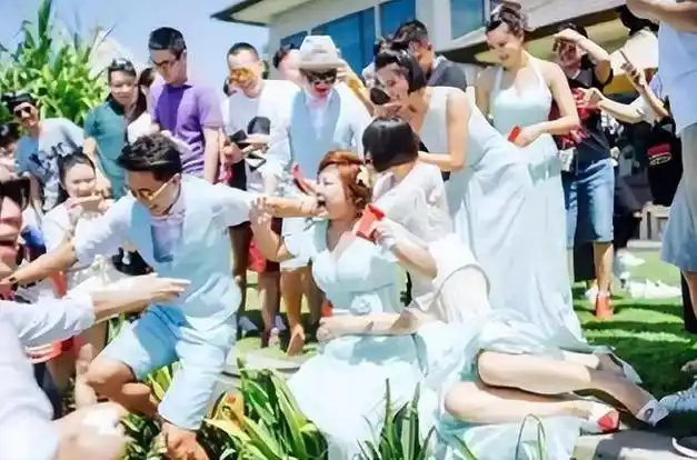 贾玲在包贝尔的婚礼上帮了柳岩后,两人为何却没有深入合作?