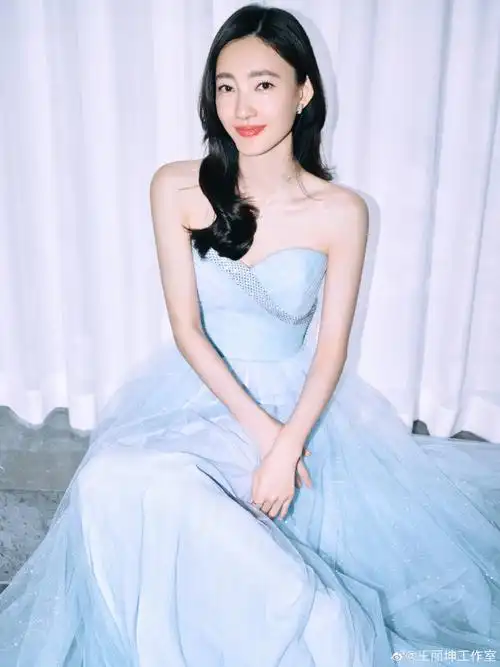 王丽坤超话入梦徜徉,拉开初春序幕,是花向雨,是张嘉惠,是演员@王丽坤