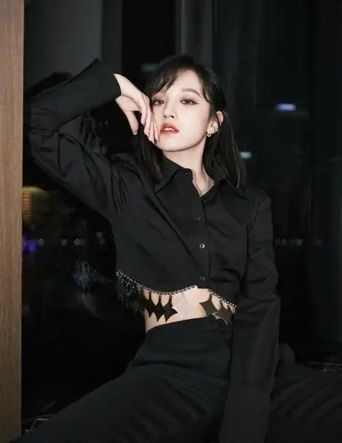 宋雨琦穿着洗澡拖鞋出席活动黑色套装镶满白色珍珠酷帅又可爱