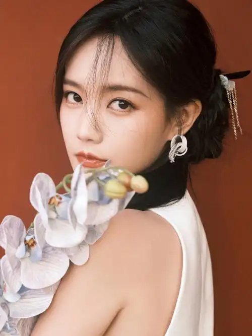 92#寻找最美的你#美是一种底气,是李一桐超话新中式造型,白色旗袍