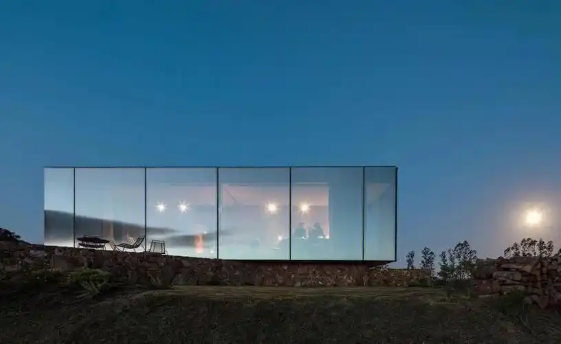 大面积玻璃的反光效果