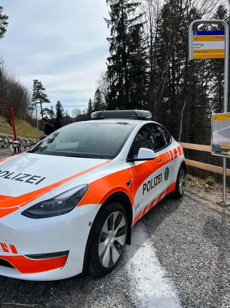 瑞典警车涂装model 3 感觉挺特别的【来自懂车帝车友圈】