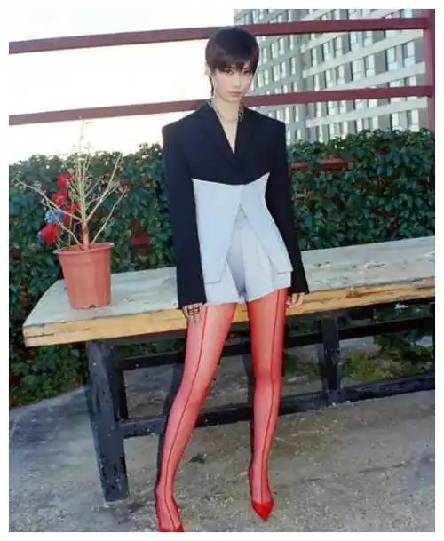 李宇春演唱会丝袜短裙美腿大露背时尚top不虚